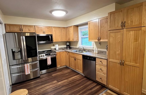 Highview House | Charming spacious 3-bedroom house with WiFi and patio