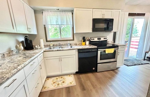 Marion Apartment | Charming & Spacious Apartment with Deck
