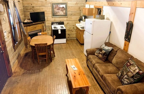 Mingo Cabin | Charming Spacious Cabin Ideal for Families or Small Groups in West Virginia