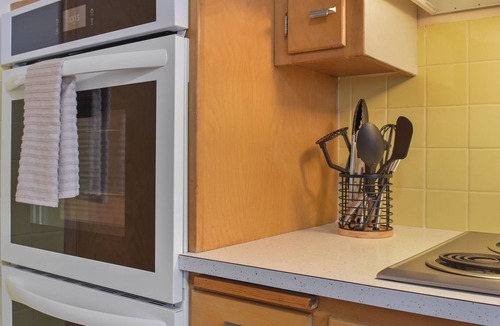Milwaukee Apartment | Charming Spacious Comfort Near Tosa - 11 minutes to Froedtert Hospital