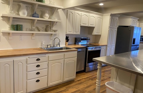 Paradise House | Charming Spacious Country Home 15 min from Logan.