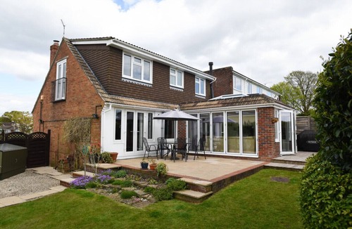 Clanfield House | Charming & Spacious Family Retreat with South-Facing Garden