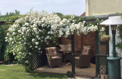 Clanfield House | Charming & Spacious Family Retreat with South-Facing Garden