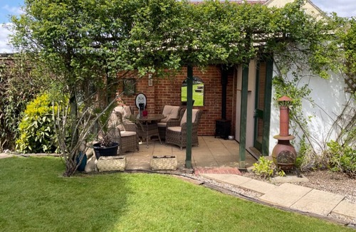 Clanfield House | Charming & Spacious Family Retreat with South-Facing Garden