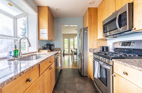 Seattle Metro Area House | Charming & Spacious Lakewood Retreat Near Local Attractions