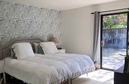 St. Helena House | Charming St Helena- Walk to Town