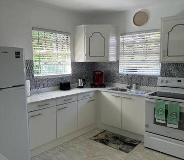 Mount Standfast House | Charming St James Cottage - Walk to Beach