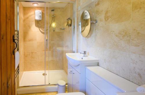 Staple Hill Hotel | Charming Stable Conversion with 2 Ensuite Suites Sleeps 5