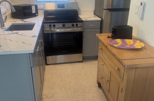 Old Naples Cottage | Charming stand alone Guest House in Naples, 2 blks to beach, 336 1/2 2nd Ave N