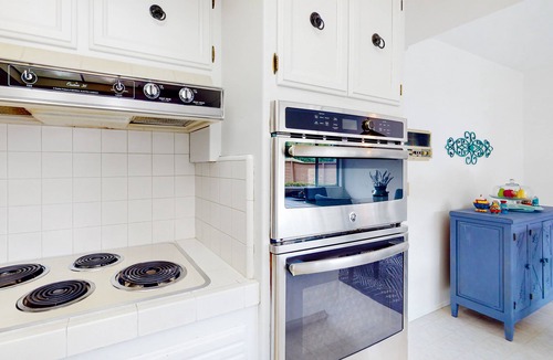 Hidden Valley House | Charming stay with beautiful views, enclosed yard, fireplace, and private W/D
