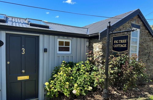 Roxburgh Cottage | Charming Stone Cottage: Your Idyllic Retreat Awaits!