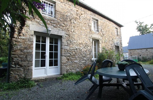 Gratot Cottage | Charming stone house with private garden, pets allowed