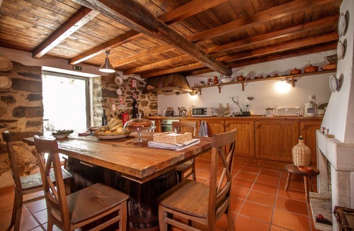 Serta Cottage | Charming Stone House near Zezere River