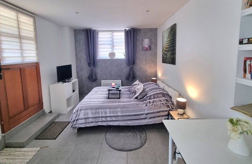 Montfort-l'Amaury Apartment | Charming studio in the center of Montfort L'amaury