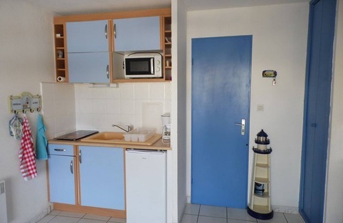 Marseillan Plage Apartment | Charming Studio Cabin with Loggia, Parking & Pool in Marseillan - Sleeps 4