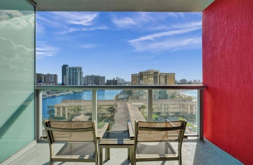 Hallandale Beach Apartment | Charming Studio by the Ocean - Beach Service