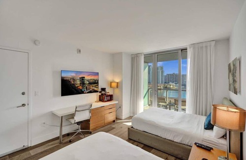 Hallandale Beach Apartment | Charming Studio by the Ocean - Beach Service