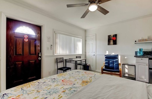 Sunset Reef Hotel | Charming Studio- Walk to the Beach-Renovated-GREAT LOCATION-Carousel #4