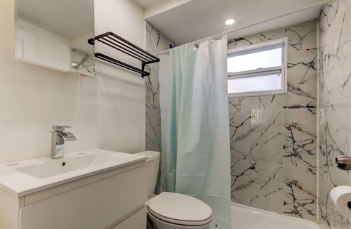 Sunset Reef Hotel | Charming Studio- Walk to the Beach-Renovated-GREAT LOCATION-Carousel #4