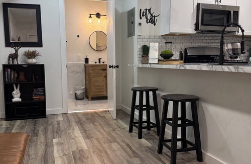 Tremont Apartment | Charming studio apartment in fantastic Cleveland Tremont area