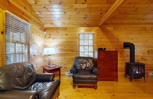Northport House | Charming studio cabin near hiking trails with firepit, & AC