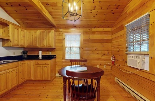 Northport Cabin | Charming studio cabin near hiking trails with firepit, & AC