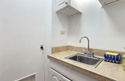 Waikiki Apartment | Charming studio for 3 at Waikiki Grand Hotel® in Waikiki with AC & Pool