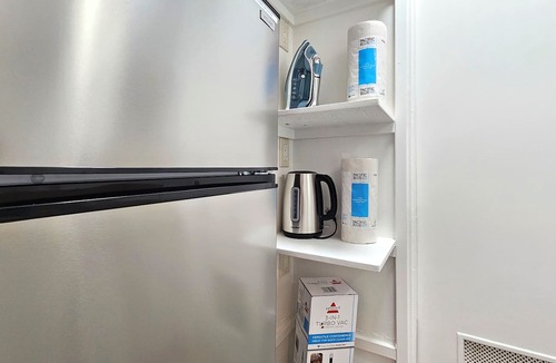 Waikiki Apartment | Charming studio for 3 at Waikiki Grand Hotel® in Waikiki with AC & Pool