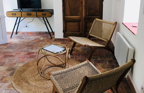 Aix-en-Provence Apartment | Charming studio in 19th century Provencal farmhouse with swimming pool