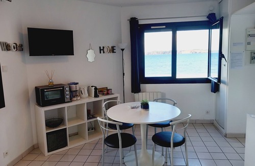Camaret-sur-Mer Apartment | CHARMING STUDIO FACING THE BEACH FOR 2 PEOPLE NEW BEDDING 160*200