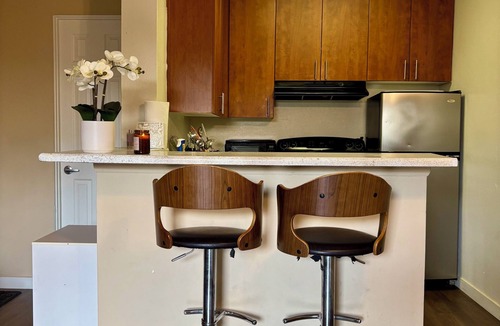 Santa Ana Heights Apartment | Charming studio in Newport Beach, fitness gym, pools and more!