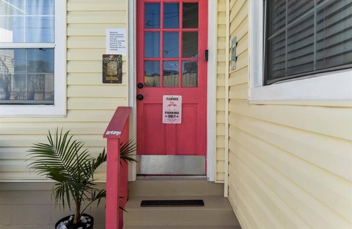 United Central Apartment | Charming studio in with shared Pool & backyard in sereneSt. Pete with WiFi, AC