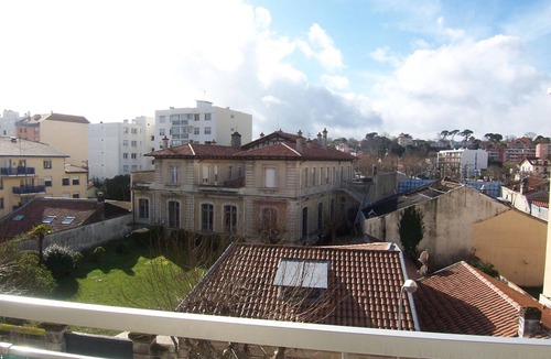Arcachon Apartment | Charming Studio in Central Arcachon with Parking, Walk to Beach and Shops