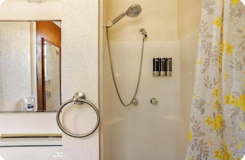 Connerville House | Charming studio in Mannsville OK, w/Starlink internet & cozy queen bed.