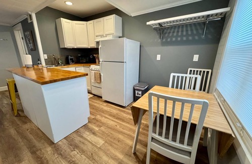 Roxhill Apartment | Charming studio in marvelous Seattle with fenced patio
