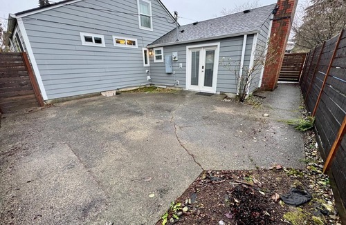 Roxhill Apartment | Charming studio in marvelous Seattle with fenced patio