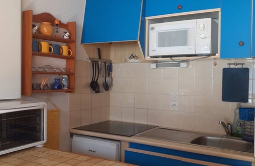 Station de Drouzin le Mont Apartment | Charming Studio in Verdant Setting with Balcony, Sleeps 4