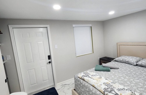 West Park Apartment | Charming studio in wonderful West Park with WiFi, AC