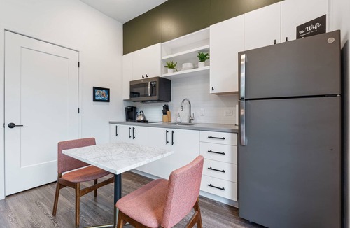 East Cesar Chavez Apartment | Charming Studio Near Rainey St | Parking | DT ATX