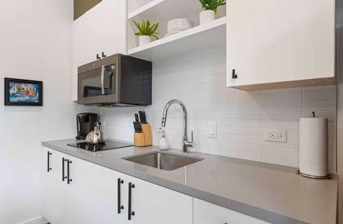 East Cesar Chavez Apartment | Charming Studio Near Rainey St | Parking | DT ATX