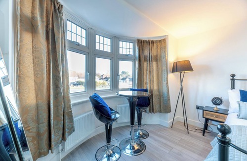 Epsom Apartment | Charming studio near transport for central London - Pass the Keys