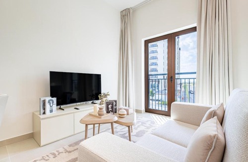 Abu Dhabi Apartment | Charming Studio next 5 min walk to Formula 1, Golf Course, and Yas Water World
