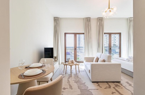 Abu Dhabi Apartment | Charming Studio next 5 min walk to Formula 1, Golf Course, and Yas Water World