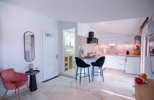 Alepou Apartment | Charming Studio with BBQ Near Airport & Old Town
