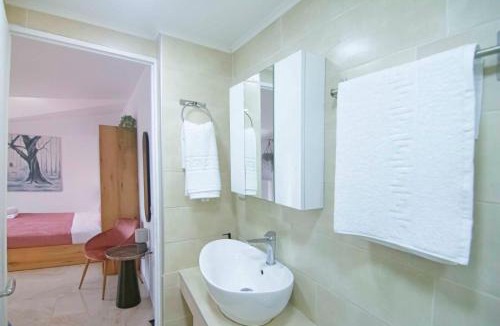Alepou Apartment | Charming Studio with BBQ Near Airport & Old Town
