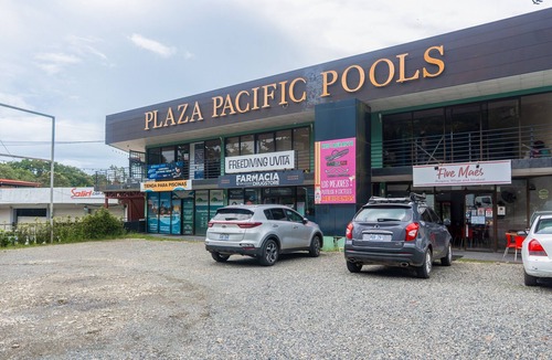 Uvita Apartment | Charming studio with full kitchen, fast WiFi, shared laundry & cozy sofa bed