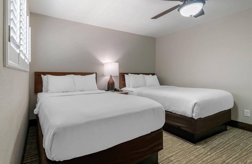 Jekyll Island Hotel | Charming Suite Steps from Beach – Perfect for Families | Parking, Onsite Pool