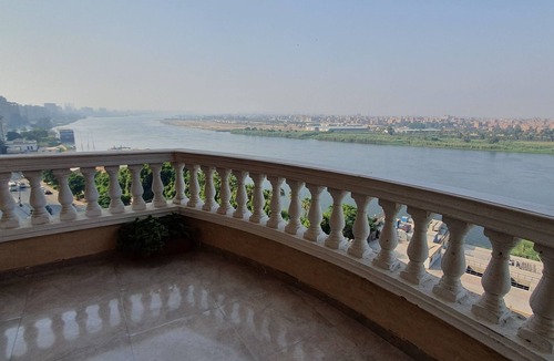 Maadi Apartment | Charming sunset,with Panoramic Nile view and pyramid view.