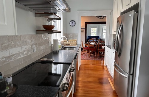 Swampscott Apartment | Charming Swampscott Retreat 2BR AC Spa-Style Amenities