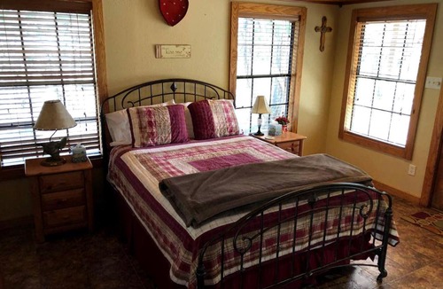 Pipe Creek House | Charming Texas Hill Country Cabin Ideal for a Romantic Weekend Getaway